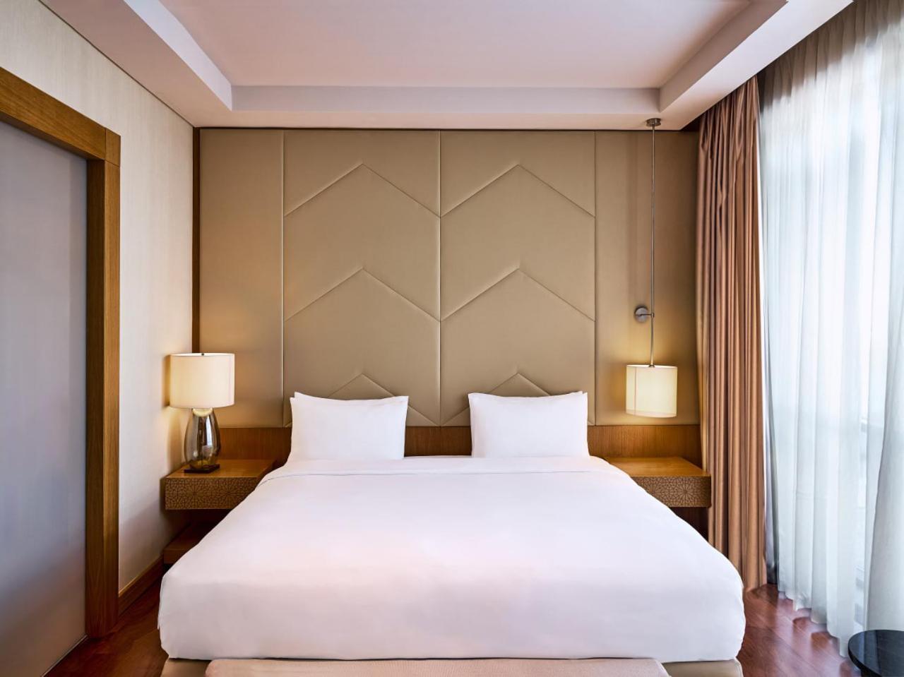 Executive Suite,1743036887:JPEG
