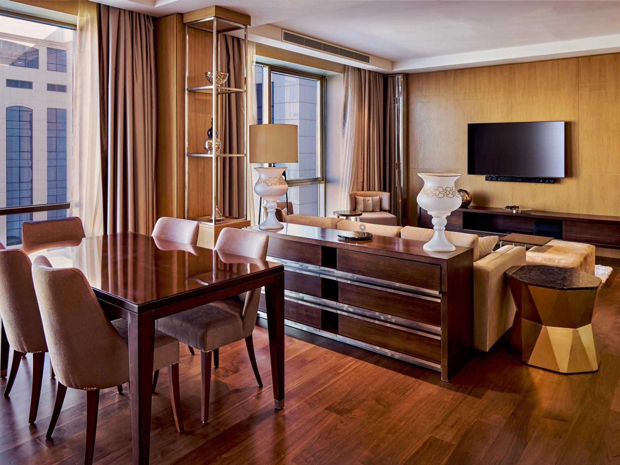Executive Suite,1743036910:JPEG